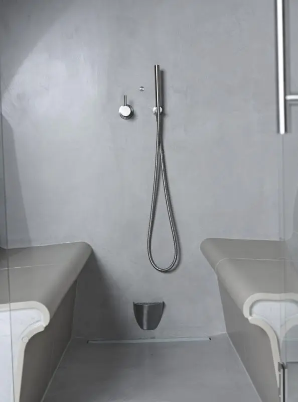 Handbrause im Aussendampfbad